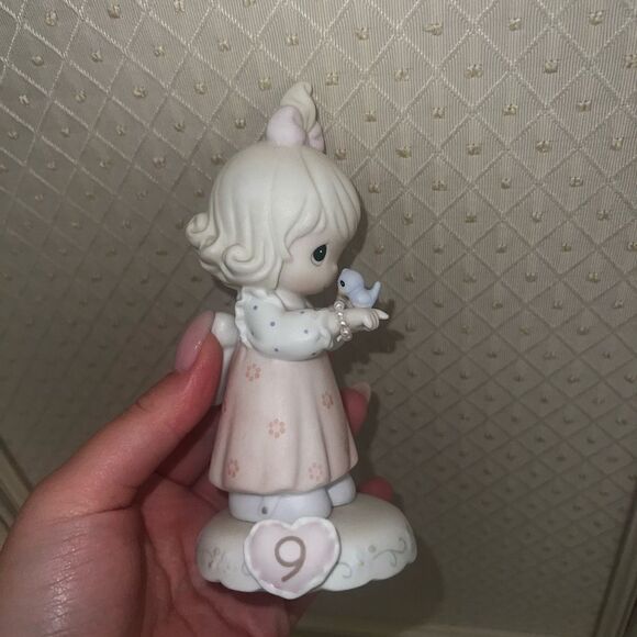 Precious Moments Figurine "Growing In Grace Age 9" - Picture 1 of 3